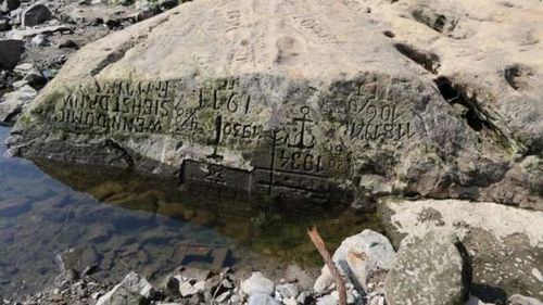 „Pietrele Foamei” au ieşit la suprafaţă în albiile secate ale Râului Elba: „Dacă mă vezi, să jeleşti”