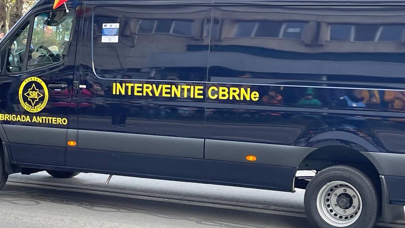 Ameninţare cu dispozitiv exploziv, pe o stradă din Arad / Poliţiştii au găsit un telefon mobil şi ulterior un bărbat, cunoscut cu afecţiuni psihice / Asupra lui au fost descoperite obiecte şi bunuri electronice, care sunt analizate de specialiştii SRI