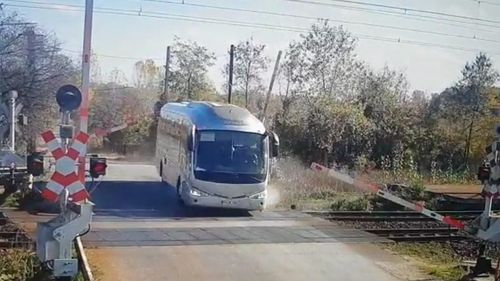VIDEO UPDATE Șoferul teribilist care a spulberat bariera de la o trecere de cale ferată cu autocarul a fost amendat de poliție
