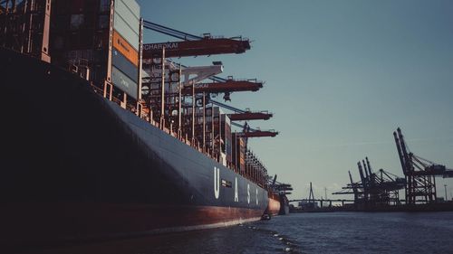 Mai mulți marinari români au fost luați ostatici în Togo, după ce nava lor a fost atacată de pirați/ Meleșcanu: Trei marinari sunt dați dispăruți. Nu știm dacă au fost luați ostatici sau s-a întâmplat ceva mai rău