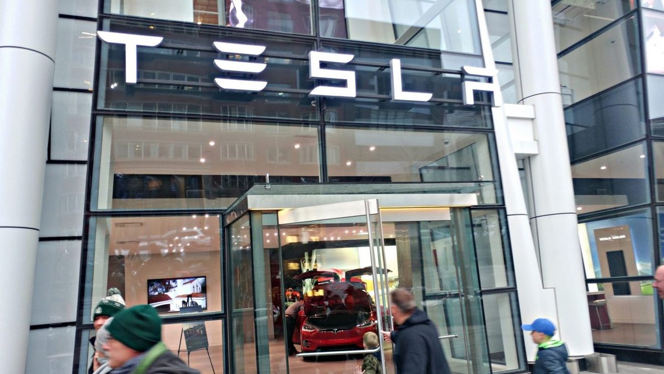 Acțiunile Tesla cresc, după ce Elon Musk a vândut acțiuni de cinci miliarde de dolari