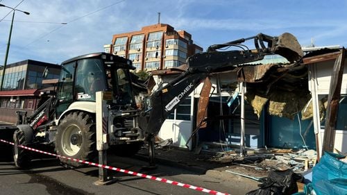 VIDEO Demolări masive în apropiere de centrul istoric al Timișoarei. Dispar tarabele cu langoși, covrigi și haine, ridicate fără autorizație / Dominic Fritz: A venit momentul să închidem capitolul coșmeliilor ilegale