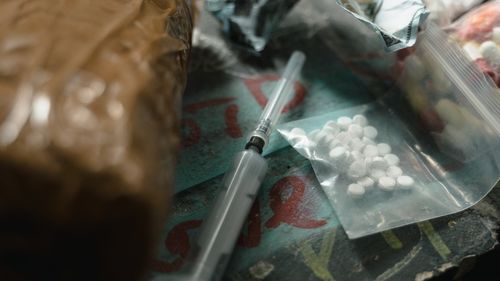 Mărturii ale părinților și rudelor copiilor consumatori de droguri: "În spitalele noastre îi internează o săptămână pentru că nu au paturi. Solicitarea este atât de mare"/ „Și eu sunt mama unui copil care se droghează, care acum e la pușcărie”/ „Fratele meu nu este la pușcărie, este în groapă"