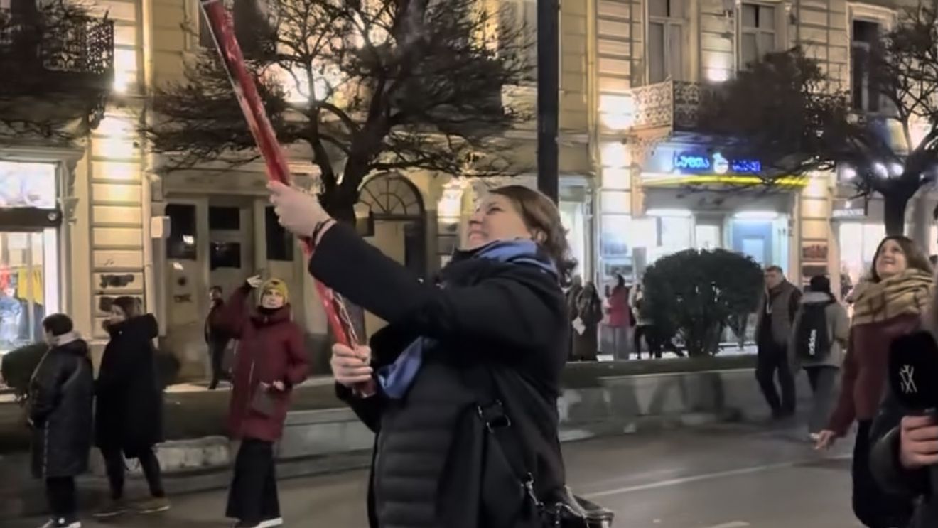 Autorităţile din Georgia au arestat o altă figură marcantă a opoziţiei / Lidera partidului pro-european Droa, Elene Khoştaria, a fost arestată pentru "degradare de bunuri" / Ea a mâzgălit un afiș