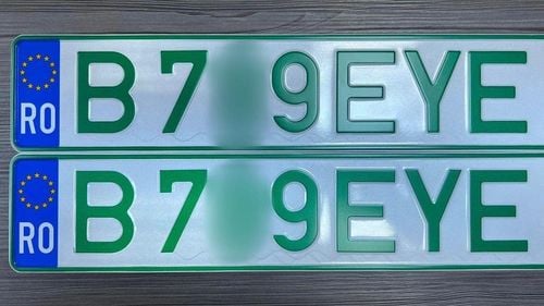 Primul număr de înmatriculare verde, eliberat în România. De luni, cele 17.000 de vehicule electrice înmatriculate în țara noastră pot beneficia de numere de culoare verde
