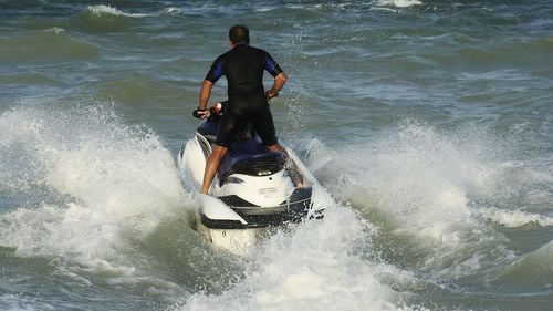 Doi tineri care se aflau pe o saltea gonflabilă au fost spulberaţi de un jetski, la Eforie Nord/ Un tânăr a fost resuscitat pe plajă, fiind în stare gravă la spital