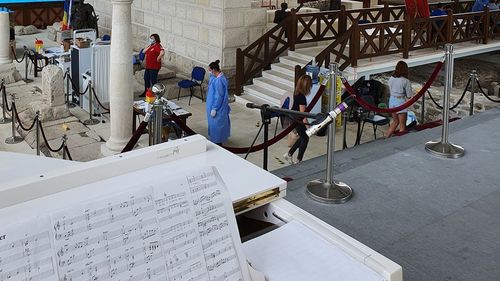 Mâncare tradițională, vals cu asistentele și muzică live la maratoanele de vaccinare din acest weekend: ”Se pare că prinde, au venit foarte mulți din Cluj, din Bistrița. Foarte mulți din Italia”