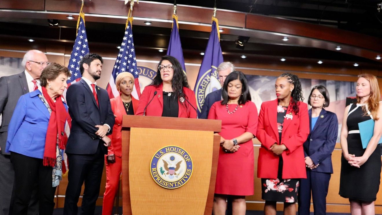 Democrata Rashida Tlaib are încă un steag palestinian în fața biroului său din Camera Reprezentanților, în ciuda atacurilor Hamas care au ucis sute de israelieni și câțiva americani