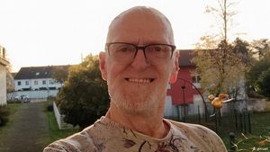 Cum trăiește un german de 30 de ani cu virusul HIV: Timp de șase ani am intrat în carapace, nu am ieșit din casă / Ziua mondială de combatere a SIDA