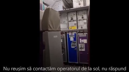 VIDEO Pasageri români prinși în haosul din aeroporturi / Au așteptat 45 de minute în avion pentru că nu avea cine să aducă scara