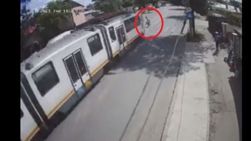 VIDEO O vatmaniță a fost la un pas să spulbere pe o trecere de pietoni din București o mamă cu trei copii. Tragedia a fost evitată în ultimul moment