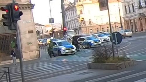 Maşina Poliţiei filmată circulând pe un trotuar din Cluj folosea abuziv mijloacele sonore şi luminoase (anchetă)