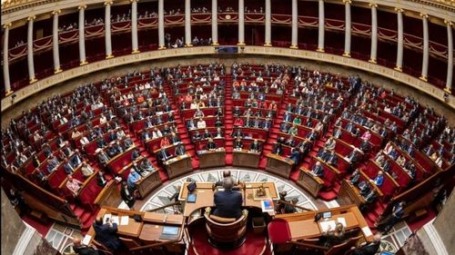 Legiuitorii francezi au votat pentru aprobarea suspendării reformei nepopulare a pensiilor