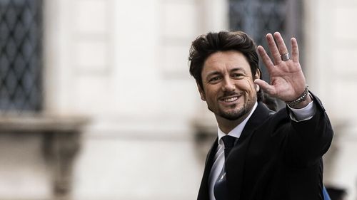 Partenerul premierului Italiei, în centrul unei polemici naționale după ce a sfătuit tinerele fete să nu bea pentru a nu risca să fie violate / Opoziția: Dacă ieşi să-ţi faci cumpărăturile cu portofelul şi ţi-l fură, ţi-ai căutat-o