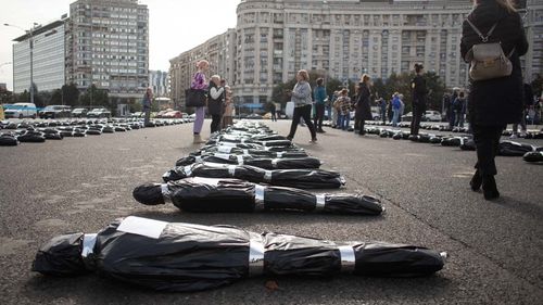 GALERIE FOTO Protest Declic în fața Guvernului pentru deblocarea Planului pentru combaterea cancerului / 153 de saci „cu cadavre”, simbolizând numărul oamenilor care pierd lupta cu cancerul în fiecare zi în România / Reacția Ministerului Sănătății