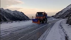 VIDEO Se circulă în condiții de iarnă pe Transfăgărășan, după ce vremea s-a înrăutățit peste noapte, stratul de zăpadă așternut fiind de 10 cm / Circulația se închide oficial de luni
