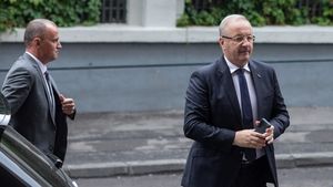 Dispută în PSD. Vasile Dîncu, despre Daniel Zamfir: Acest individ, bun exemplu pentru una dintre greșelile PSD, promovarea în funcții sau aducerea în partid a unor indivizi dubioși. Daniel, vezi că PSD nu mai e pe primul loc. Nu simți un fior suveranist?