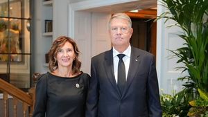FOTO Carmen și Klaus Iohannis, la funeraliile Reginei Elisabeta a II-a/ Prima doamnă, criticată pe Facebook din cauza zâmbetului larg deși era la o înmormântare/ ”Măcar rochia aceasta are lungimea potrivită”/ Pozele, publicate de stilista primei doamne