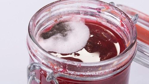 Mâncarea mucegăită poate provoca afecțiuni grave: de la intoxicații alimentare până la cancer hepatic, avertizează specialiștii