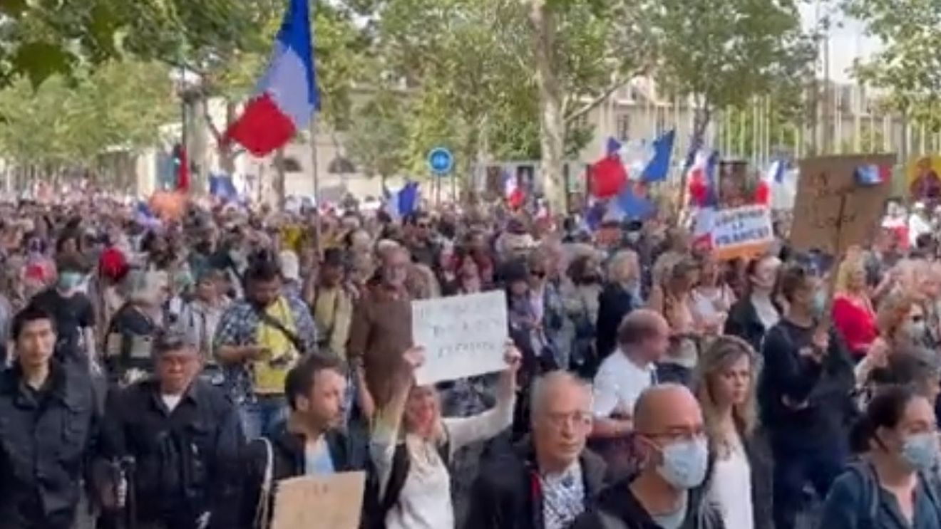 Franța: Mii de manifestanţi pentru a 11-a sâmbătă la rând împotriva vaccinării obligatorii şi Certificatului verde