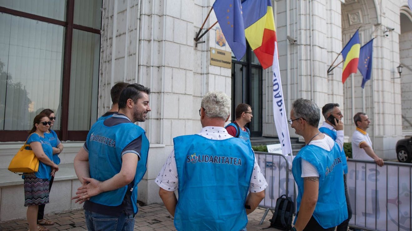 Zeci de angajați din Finanțe protestează în fața Ministerului Finanțelor / Sindicaliștii acuză Ministerul Muncii că a blocat declanșarea grevei