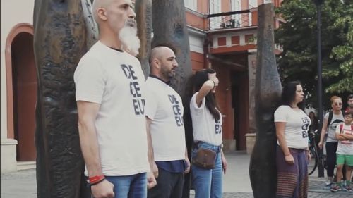 VIDEO Flashmob în Cluj, împotriva doliului național decretat pentru moartea lui Iliescu: “Să faci apel la decență pentru un criminal e indecent față de victime!”