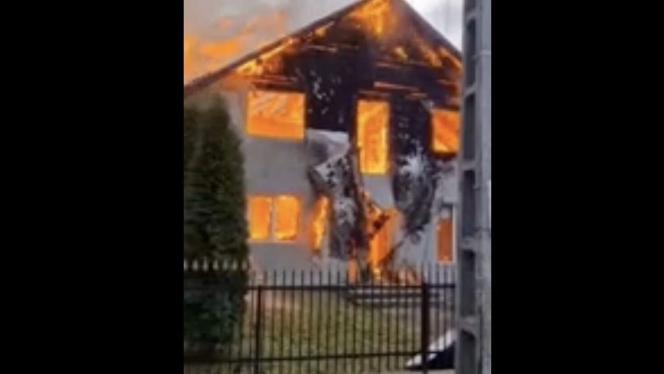 Puternic incendiu la o casă din Lunca Ilvei, Bistrița Năsăud. Focul s-a extins la mansarda unui magazin alimentar şi la o casă învecinată. Peste 100 de localnici s-au alăturat pompierilor
