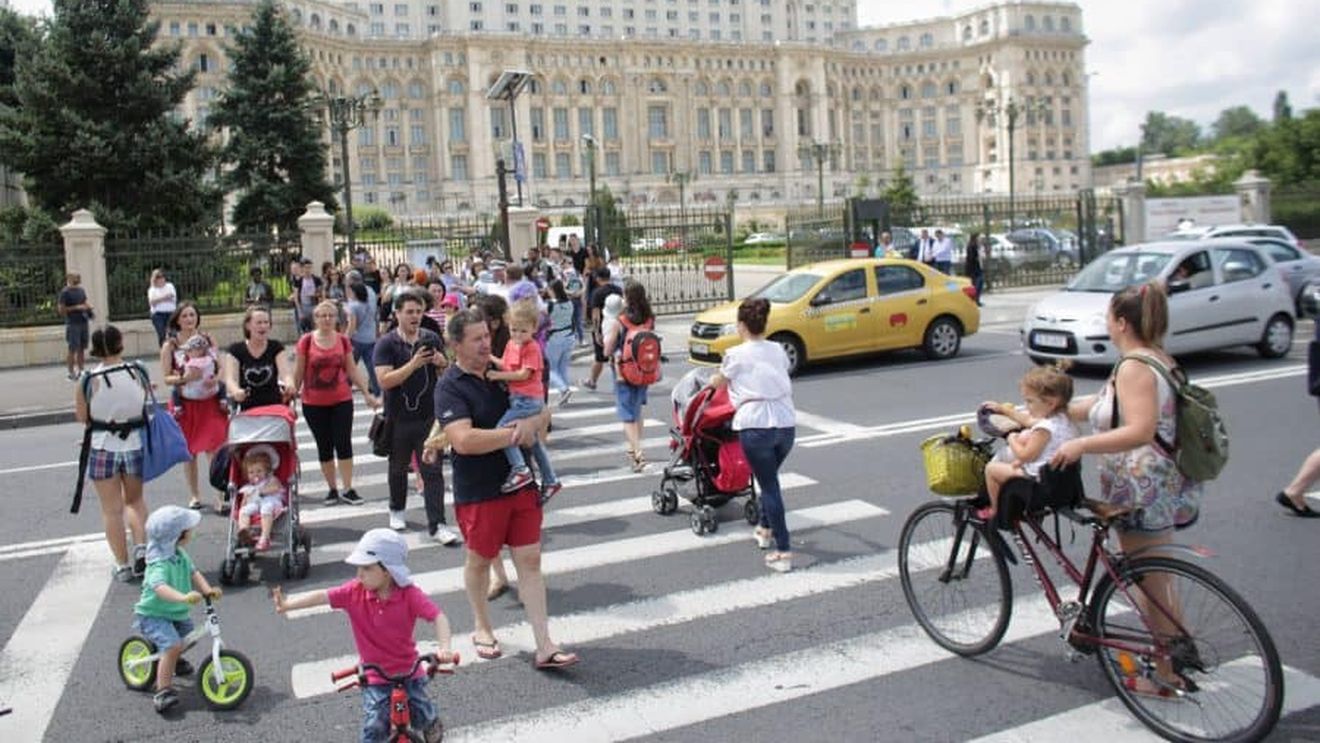 VIDEO Manifestație inedită la Parlament: ”Părinții spun STOP penalilor! Protest pe trecerea de pietoni”