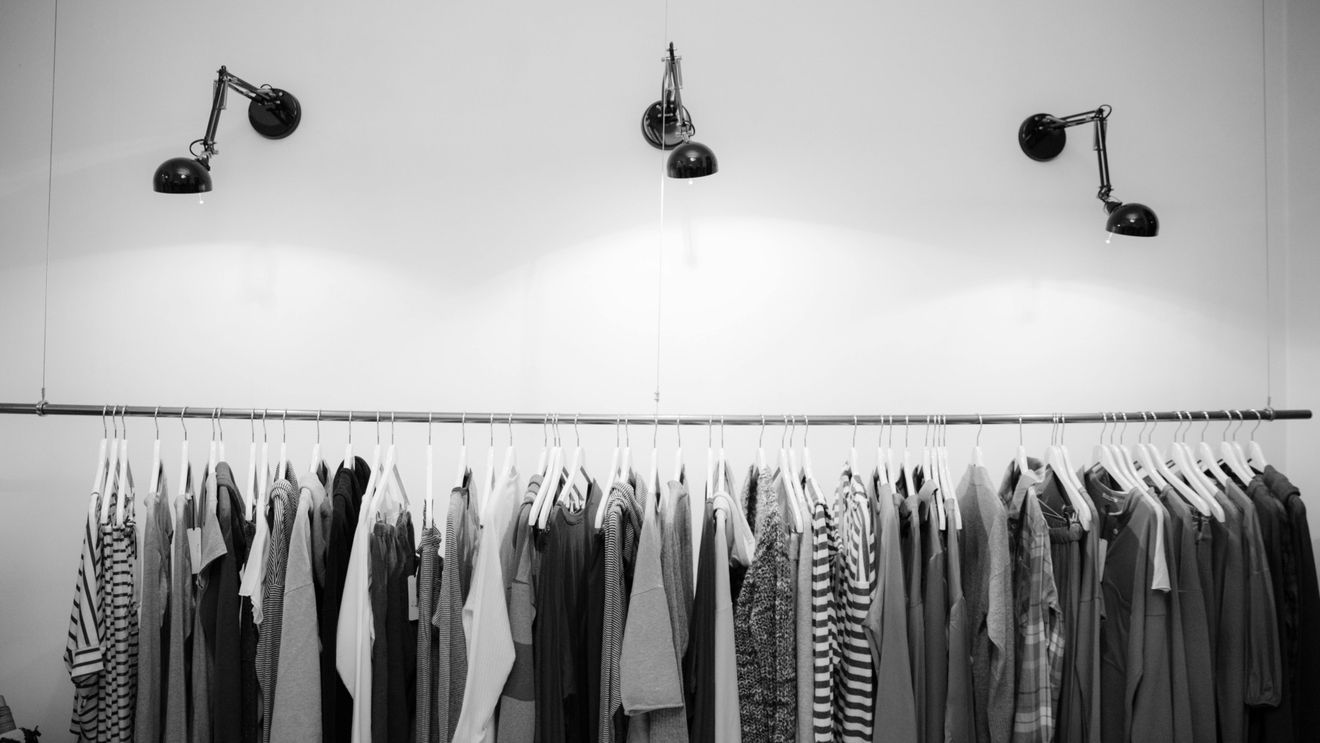 Legea anti-fast fashion întârzie în Senatul Franței, în ciuda presiunii publice și a acțiunilor de protest