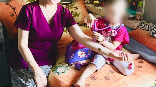 „De ce vă mai zbateți atâta să faceți metodologie-cadru când ei oricum mor”, mi-a spus un consilier acum câțiva ani – Myriam, profesoara copiilor din spitale / Povestea oamenilor care se zbat de multe ori cu propriile resurse să țină școala în viață pe secțiile de oncologie pediatrică