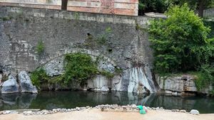 Cădițele cu apă sulfuroasă de la Via Sissi, atracția verii la Băile Herculane, întreținute din donații / ”Ne bazăm în continuare pe sprijinul celor care apreciază acest loc” 
