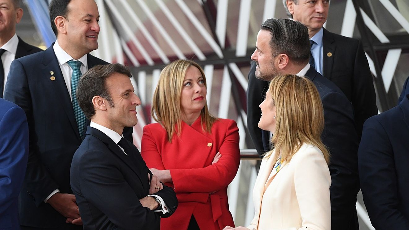 Președintele francez Emmanuel Macron și premierul italian Giorgia Meloni au discutat la Bruxelles despre cooperarea în domeniul migrației