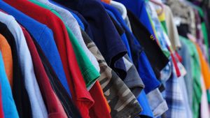 Industria hainelor second-hand a înfiinţat 150.000 de locuri de muncă verzi în UE şi a contribuit cu 7 miliarde de euro la PIB-ul ţărilor din Uniunea Europeană şi al Marii Britanii, în 2023, potrivit unui raport al organizaţiei Humana People to People