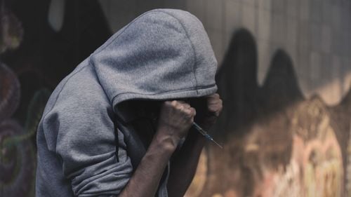 Filmare vs. ajutor oferit victimei. De ce oamenii preferă să filmeze decât să ofere o mână de ajutor? Cazul lui Rareș Ion ”Castron” și multe altele asemănătoare din Europa