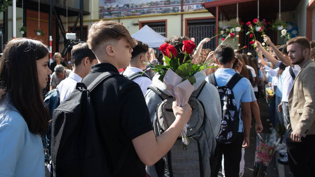 Partidul extremist AUR vrea ca elevii și profesorii să cânte imnul național și să spună rugăciunea „Tatăl nostru” la începutul fiecărei zile de școală – proiect de lege