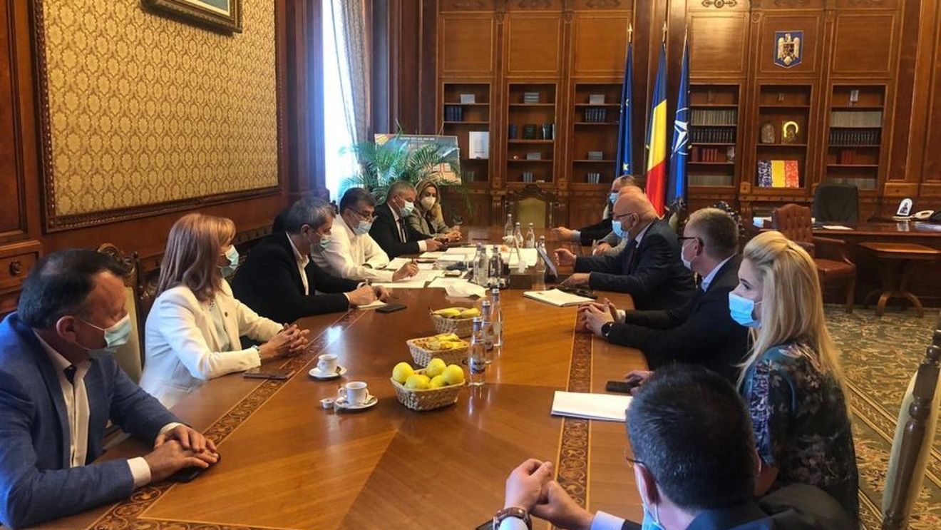 FOTO Raed Arafat, discuții la Parlament cu Marcel Ciolacu și Dan Barna după ce PSD a anunțat că nu susține prelungirea stării de alertă