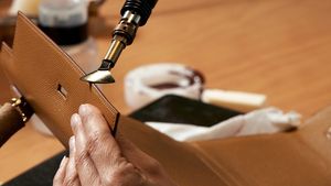 Averile cumulate ale celor mai bogaţi 500 de cetăţeni francezi au depăşit 1.200 miliarde de euro  / În topul miliardarilor se află fondatorul gigantului luxului, Bernard Arnauld, cu 190 de miliarde de euro / Familia Hermes pe locul doi