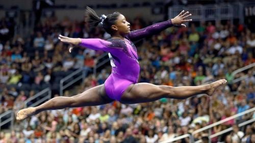 Spectaculoasa revenire a sportivei Simone Biles, vedeta gimnasticii mondiale. De la retragere la Tokyo 2000, la titlul olimpic la Paris 2024 / „Este în regulă să fii doborâtă. Uneori, modul în care te trezești și te ridici înapoi arată că femeile sunt puternice și independente”