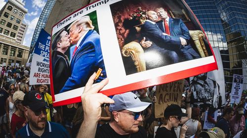 „Jos mâinile!”: Proteste masive în SUA împotriva președintelui Donald Trump și a lui Elon Musk / Oamenii cer "încetarea preluării puterii de către miliardari și a corupției galopante a administrației Trump"