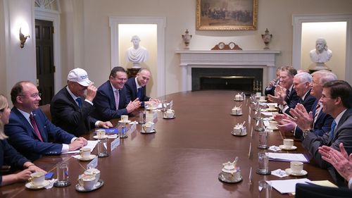 Trump i-a făcut cadou lui Iohannis o șapcă cu inscripția ”Make Romania great again”, adaptare a sloganului cu care a câștigat alegerile din SUA