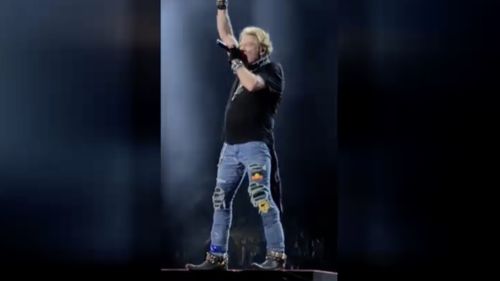  Axl Rose a promis să nu-şi mai arunce microfonul în public, după ce un fan a fost rănit la un recent concert din Australia