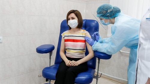 Președinta Republicii Moldova, Maia Sandu, s-a vaccinat public cu AstraZeneca pentru a-i încuraja pe cei care au îndoieli