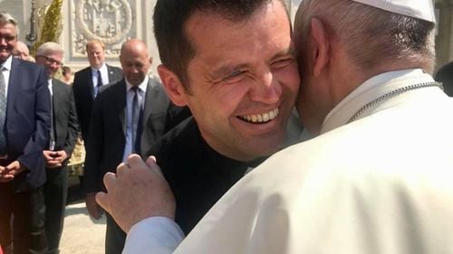 Exces de ironie la o față bisericească. Părintele Doboș: “Intolerant” și “discriminator” Dan Barna. Auzi tu! Și-a făcut copilul băiat. Chiar așa. De unde știe că-i băiat?!