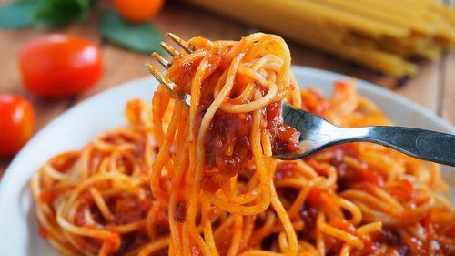 Pastele de vineri seara. Spaghetti cu sos de ardei și măsline negre, o rețetă rapidă de sezon care merge și cu paste scurte, gata într-un sfert de oră