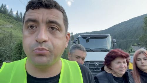 Simion s-a deplasat la Broșteni, împreună cu 150 de membri și simpatizanți AUR: Statul român n-a dat nici măcar un RoAlert, pentru a-i avertiza pe oamenii din Broșteni
