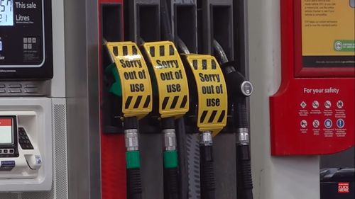 VIDEO Penurie de benzină în Marea Britanie: Guvernul cere armatei să stea pregătită pentru a ajuta în criza de combustibil