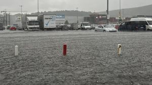 VIDEO Străzi inundate în Cluj-Napoca după o ploaie torențială, inclusiv la intrarea în oraș dinspre Florești și parcarea din zona Vivo Mall