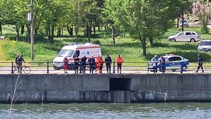 UPDATE Un tată şi fiul său au căzut în canalul Dunăre – Marea Neagră / Minorul, salvat și conștient / Tatăl a fost găsit ulterior și este resuscitat