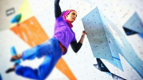Iranianca Elnaz Rekabi a participat la primul ei turneu de escaladă după ce a concurat la o competiție sportivă fără hijab/ Sportiva ar fi fost obligată să își dea jos vălul