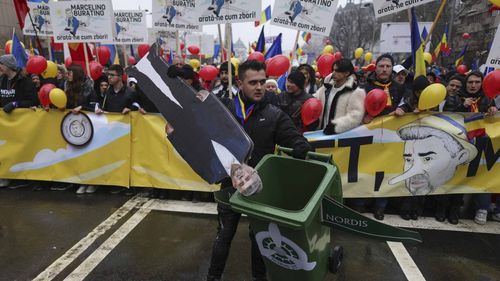 VIDEO Câteva zeci de mii de oameni au participat la mitingul pro-Georgescu organizat de AUR în Piața Victoriei / Moment tensionat în Piața Victoriei, îmbrânceli între protestatari și jandarmi / George Simion: Covrigarul de la Buzău trebuie să plece azi / Călin Georgescu: Ciocoii vechi și noi vor să-mi blocheze iar candidatura
